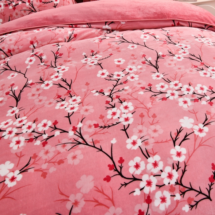 91家纺网 家纺一手货源 找家纺 绒宴2025新230克特厚款印花牛奶绒单被套法莱绒金貂被套单件 蔷薇密语