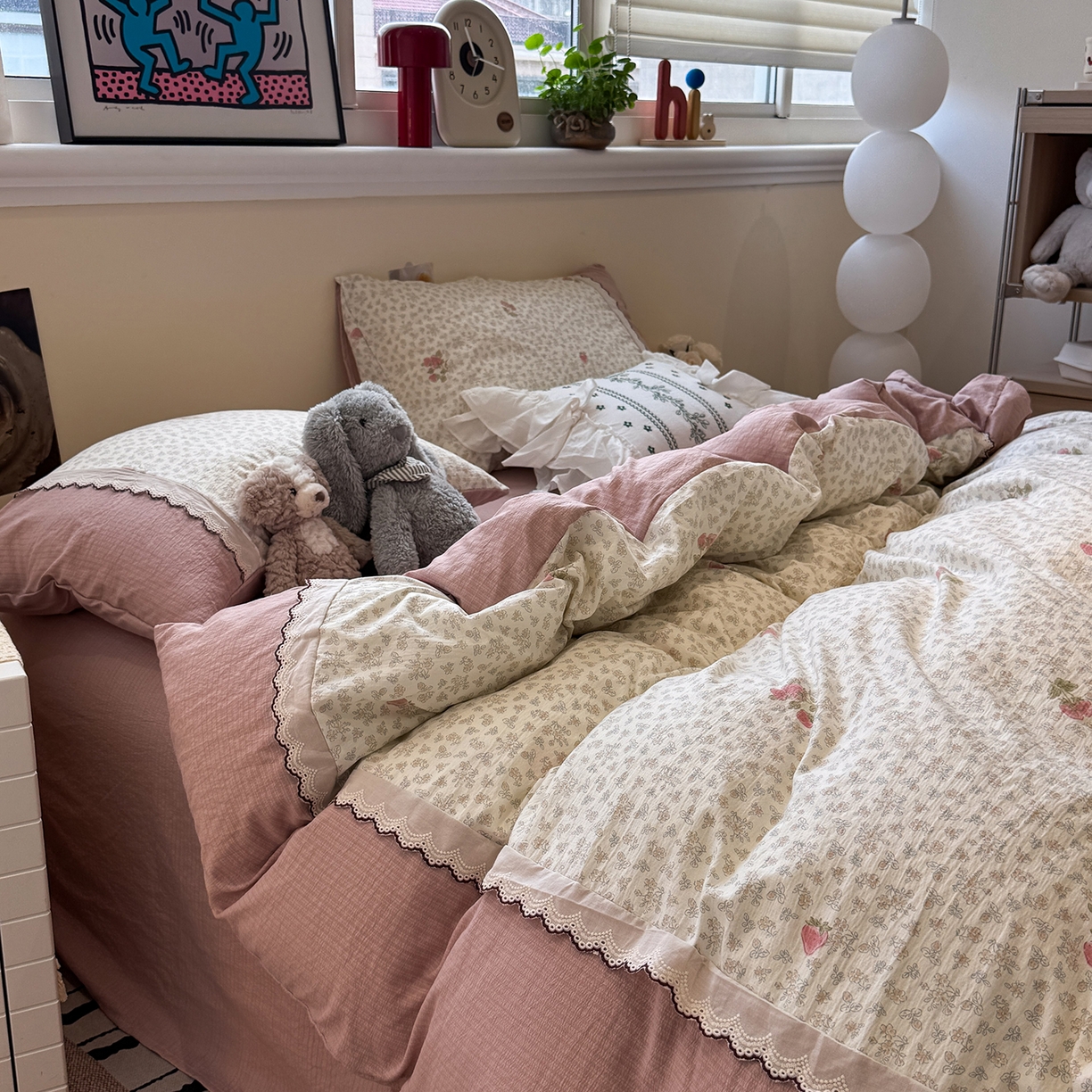 91家纺网 家纺一手货源 找家纺 水墨江南 2025新款云感皱皱纱全棉花边四件套-场景二 花边款-花间玫瑰