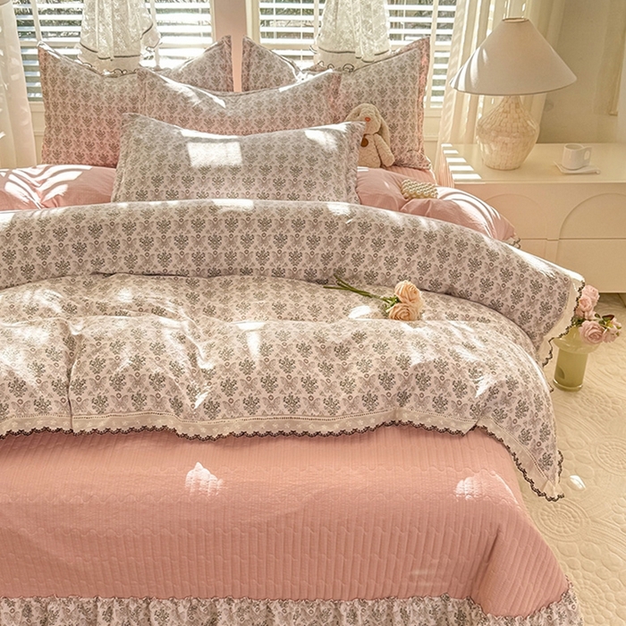 91家纺网 家纺一手货源 找家纺 韩约家纺 2025新款全棉纯棉镂空双色刺绣花边法式床盖款棉麻四件套 蝶语香