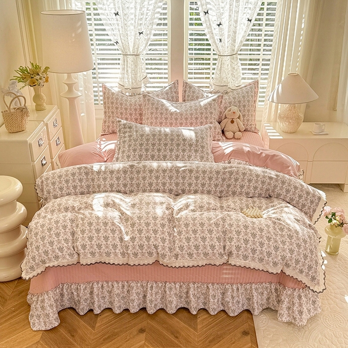 91家纺网 家纺一手货源 找家纺 韩约家纺 2025新款全棉纯棉镂空双色刺绣花边法式床盖款棉麻四件套 蝶语香