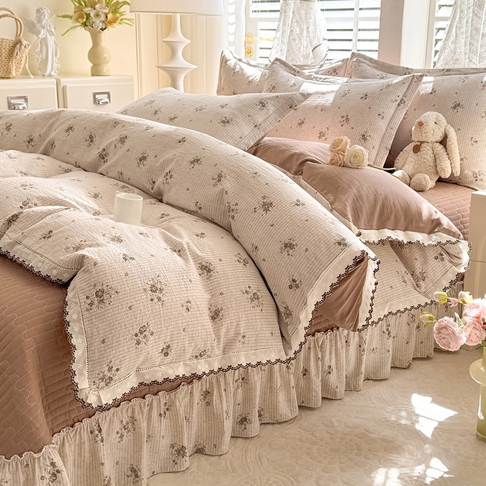 91家纺网 家纺一手货源 找家纺 韩约家纺 2025新款全棉纯棉镂空双色刺绣花边法式床盖款棉麻四件套 花玉寻