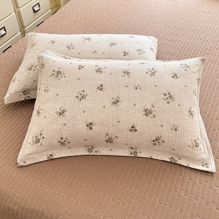 91家纺网 家纺一手货源 找家纺 韩约家纺 2025新款全棉纯棉镂空双色刺绣花边法式床盖款棉麻四件套 花玉寻