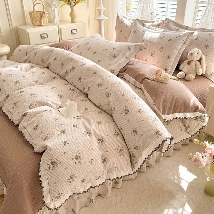 91家纺网 家纺一手货源 找家纺 韩约家纺 2025新款全棉纯棉镂空双色刺绣花边法式床盖款棉麻四件套 花玉寻