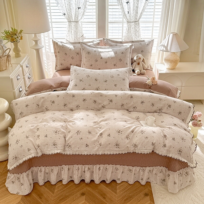 91家纺网 家纺一手货源 找家纺 韩约家纺 2025新款全棉纯棉镂空双色刺绣花边法式床盖款棉麻四件套 花玉寻