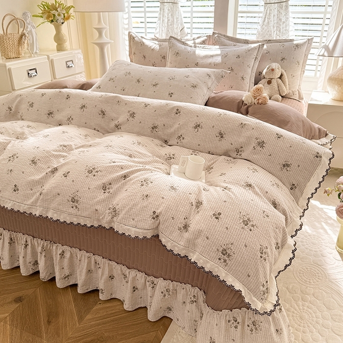 91家纺网 家纺一手货源 找家纺 韩约家纺 2025新款全棉纯棉镂空双色刺绣花边法式床盖款棉麻四件套 花玉寻