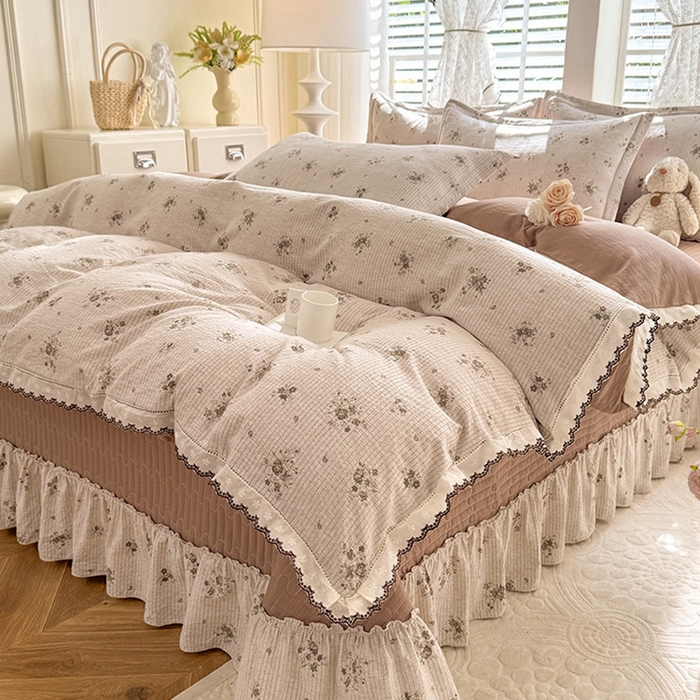 91家纺网 家纺一手货源 找家纺 韩约家纺 2025新款全棉纯棉镂空双色刺绣花边法式床盖款棉麻四件套 花玉寻