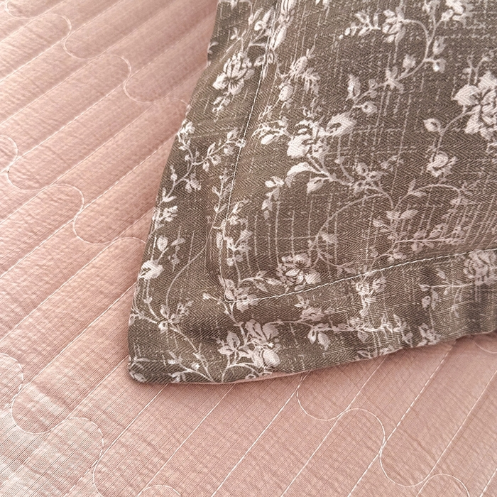 91家纺网 家纺一手货源 找家纺 韩约家纺 2025新款全棉纯棉镂空双色刺绣花边法式床盖款棉麻四件套 朝歌