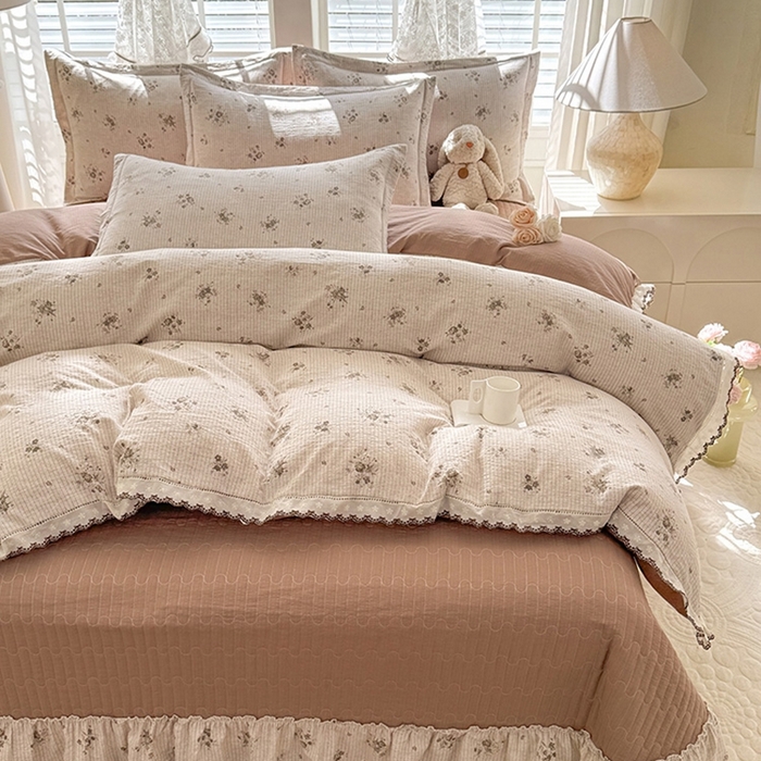 91家纺网 家纺一手货源 找家纺 韩约家纺 2025新款全棉纯棉镂空双色刺绣花边法式床盖款棉麻四件套 花玉寻