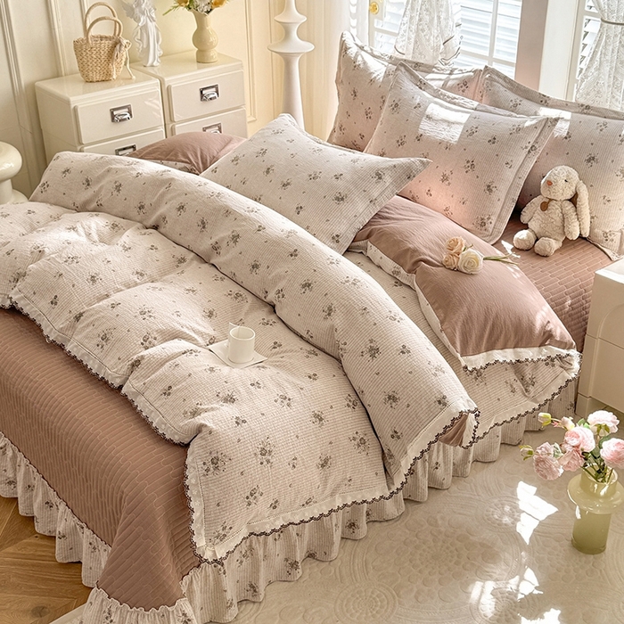 91家纺网 家纺一手货源 找家纺 韩约家纺 2025新款全棉纯棉镂空双色刺绣花边法式床盖款棉麻四件套 花玉寻