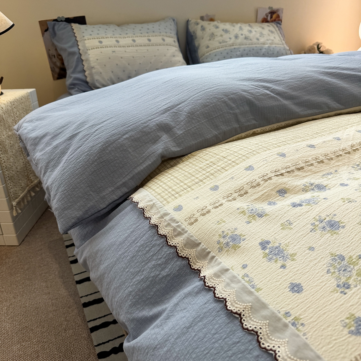 91家纺网 家纺一手货源 找家纺 水墨江南 2025新款云感皱皱纱全棉花边四件套-场景二 花边款-春天里蓝