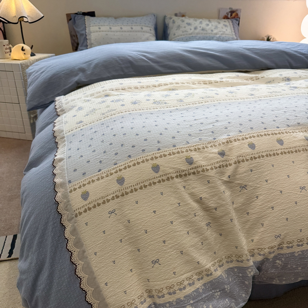 91家纺网 家纺一手货源 找家纺 水墨江南 2025新款云感皱皱纱全棉花边四件套-场景二 花边款-春天里蓝