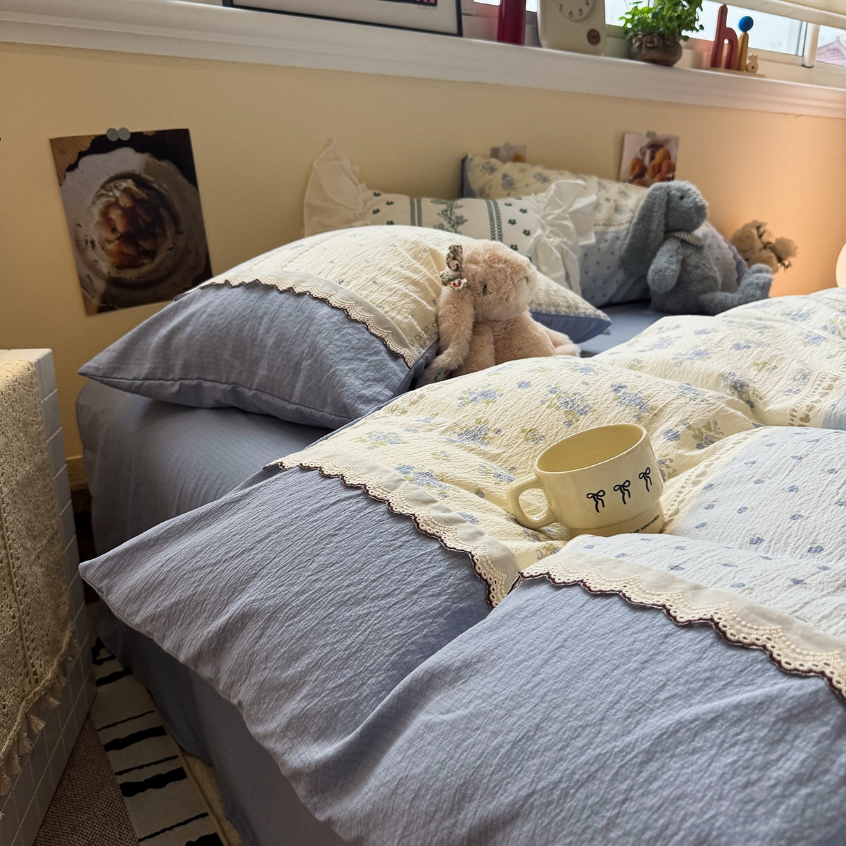 91家纺网 家纺一手货源 找家纺 水墨江南 2025新款云感皱皱纱全棉花边四件套-场景二 花边款-春天里蓝