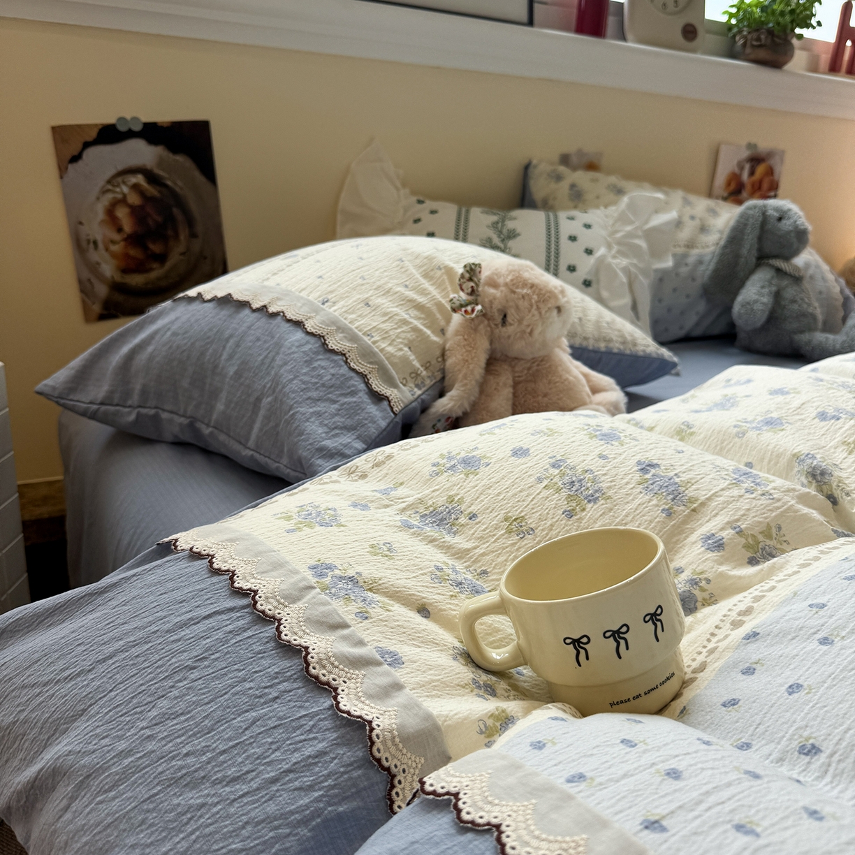 91家纺网 家纺一手货源 找家纺 水墨江南 2025新款云感皱皱纱全棉花边四件套-场景二 花边款-春天里蓝