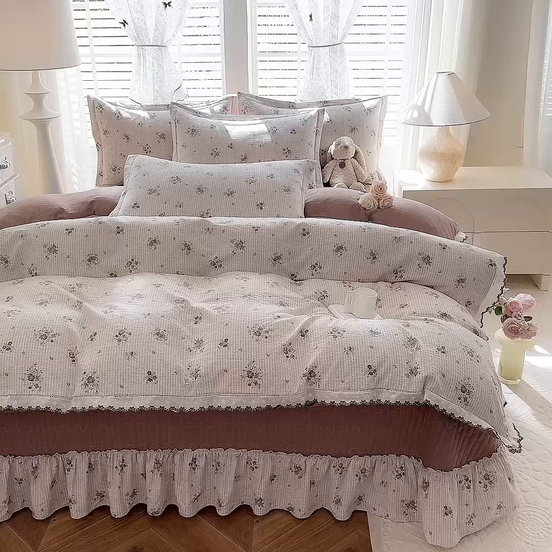 91家纺网 家纺一手货源 找家纺 韩约家纺 2025新款全棉纯棉镂空双色刺绣花边法式床盖款棉麻四件套 花玉寻