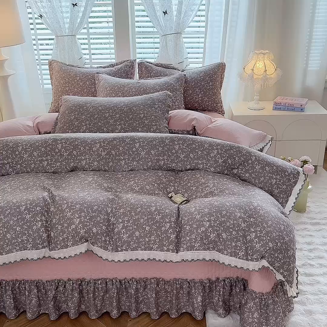 91家纺网 家纺一手货源 找家纺 韩约家纺 2025新款全棉纯棉镂空双色刺绣花边法式床盖款棉麻四件套 朝歌