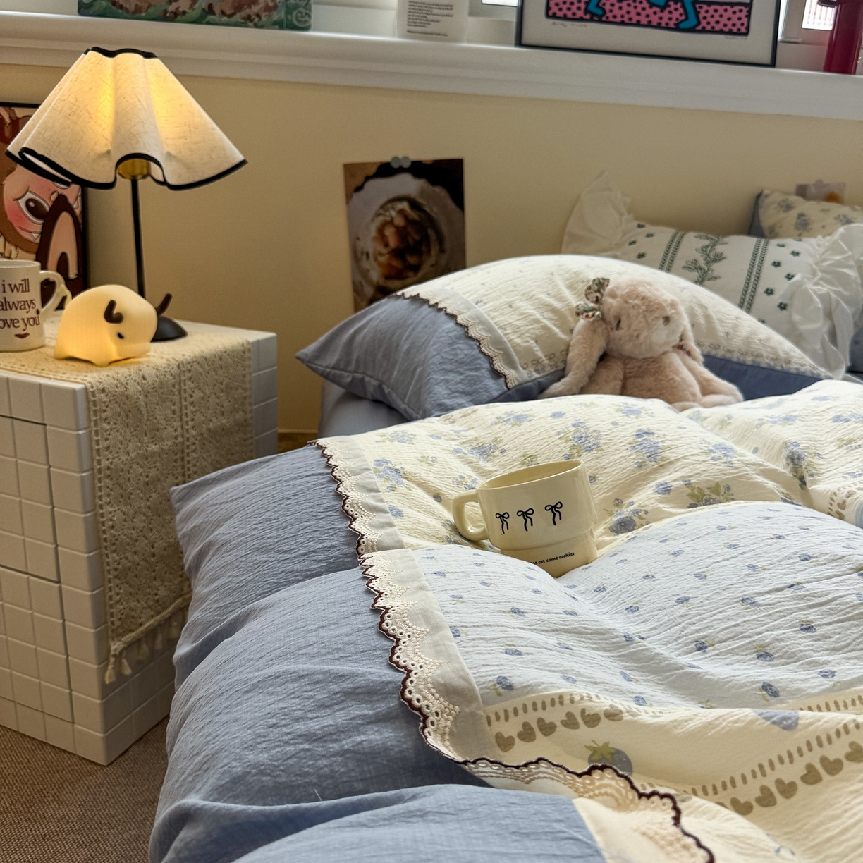 91家纺网 家纺一手货源 找家纺 水墨江南 2025新款云感皱皱纱全棉花边四件套-场景二 花边款-春天里蓝