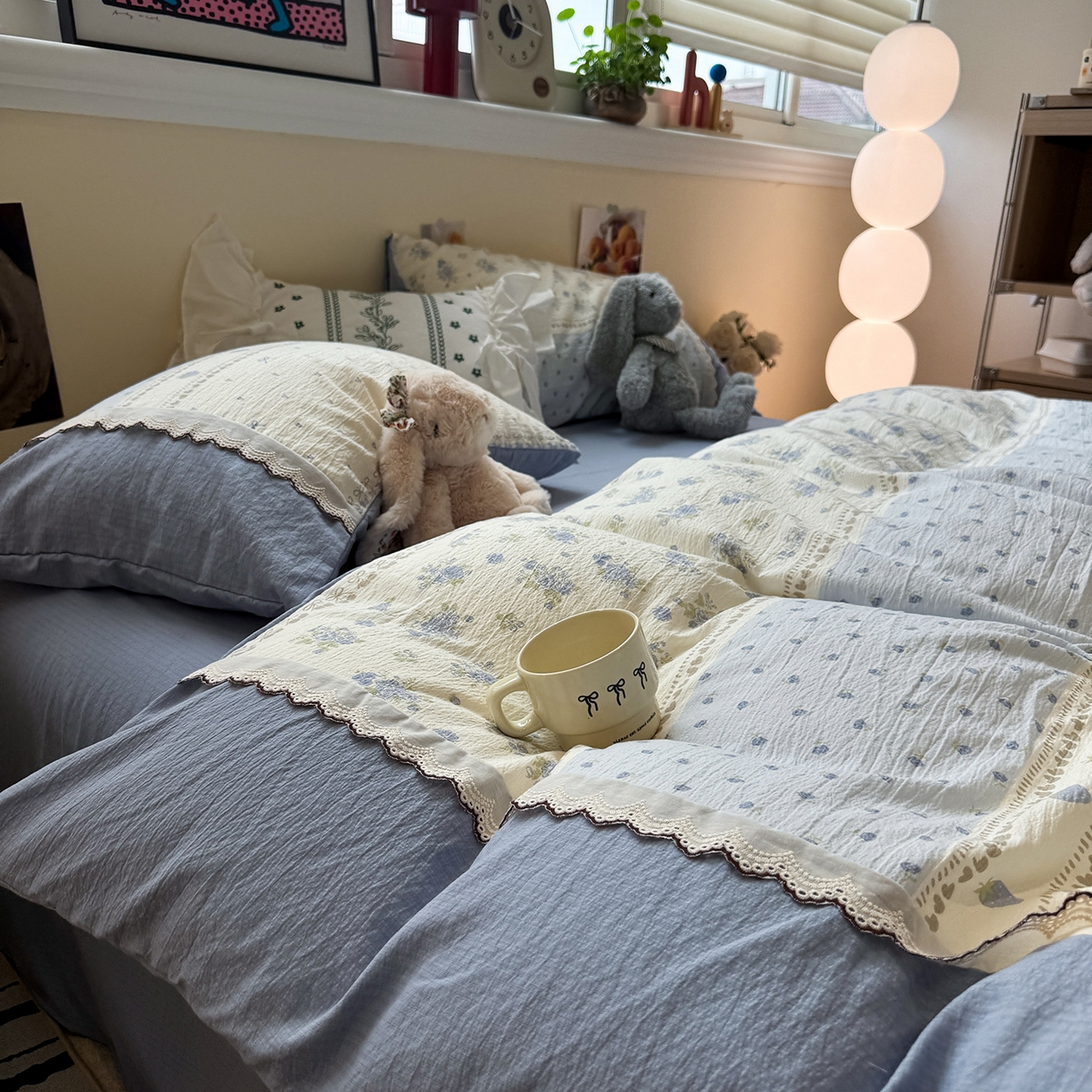 91家纺网 家纺一手货源 找家纺 水墨江南 2025新款云感皱皱纱全棉花边四件套-场景二 花边款-春天里蓝