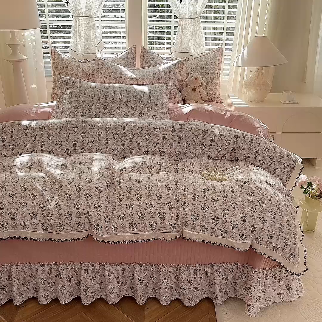 91家纺网 家纺一手货源 找家纺 韩约家纺 2025新款全棉纯棉镂空双色刺绣花边法式床盖款棉麻四件套 蝶语香