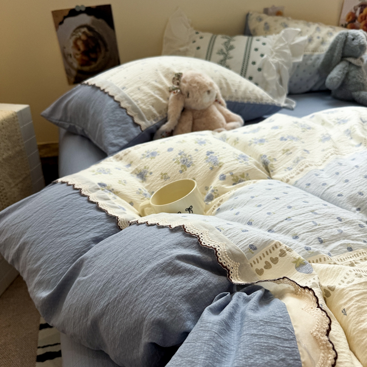 91家纺网 家纺一手货源 找家纺 水墨江南 2025新款云感皱皱纱全棉花边四件套-场景二 花边款-春天里蓝