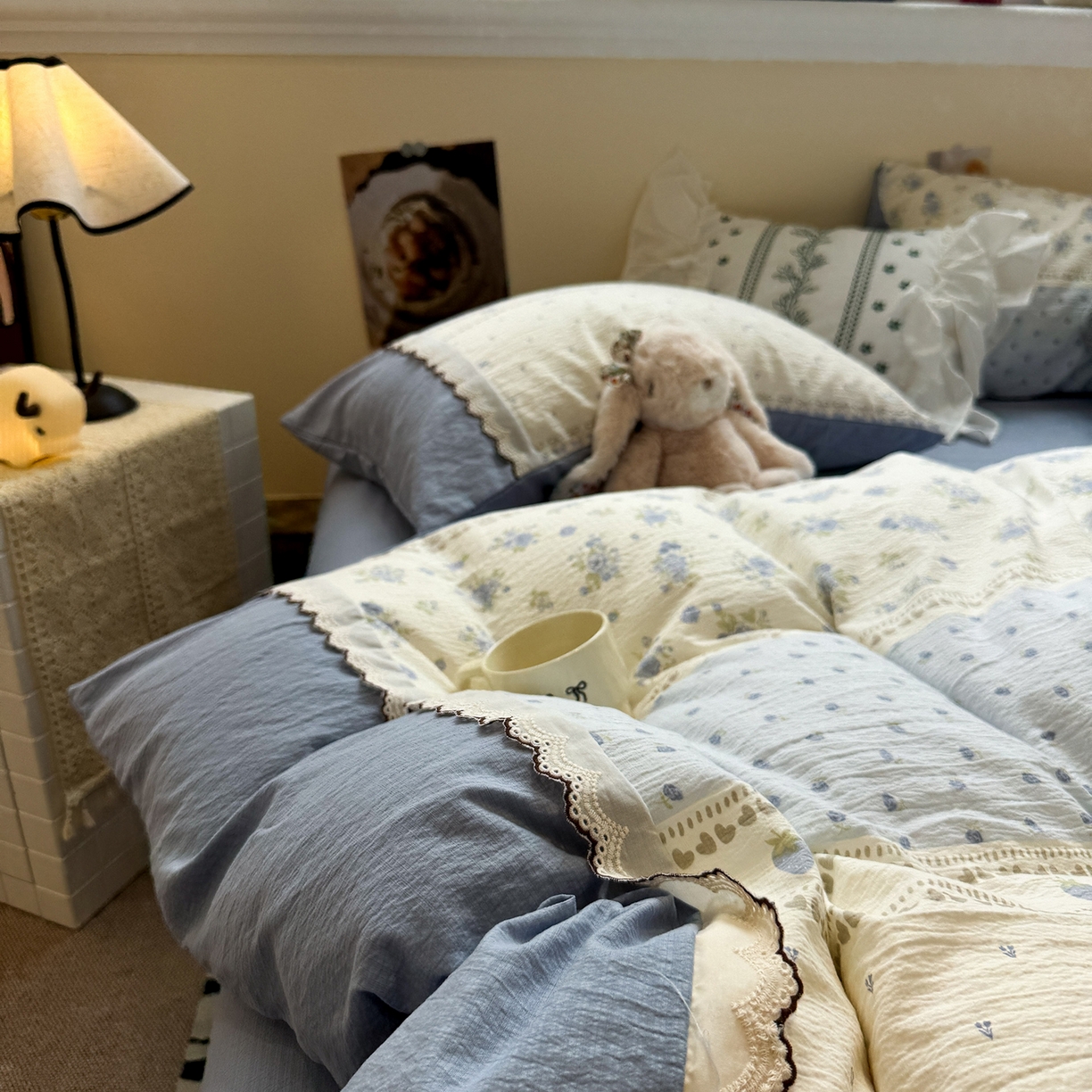 91家纺网 家纺一手货源 找家纺 水墨江南 2025新款云感皱皱纱全棉花边四件套-场景二 花边款-春天里蓝