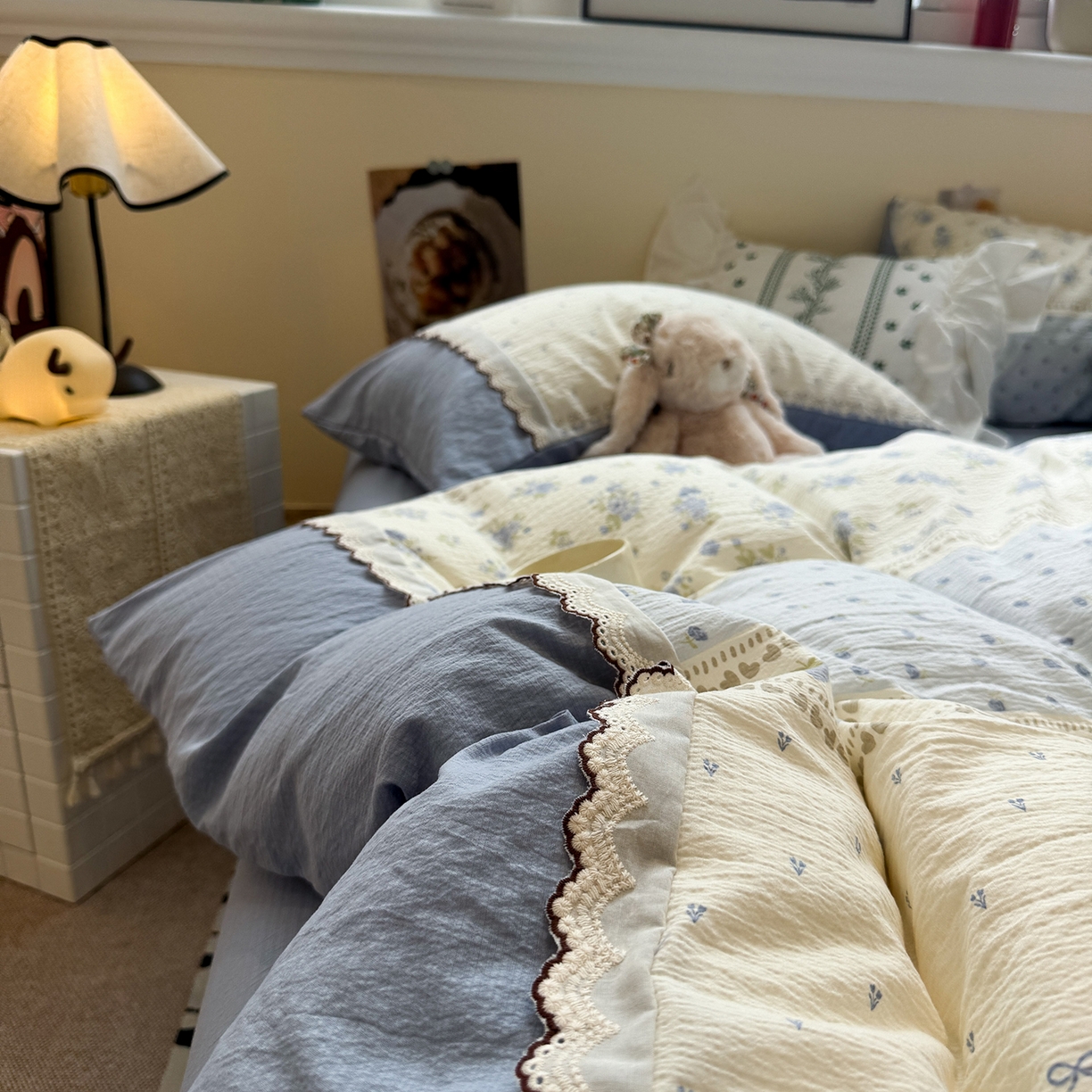 91家纺网 家纺一手货源 找家纺 水墨江南 2025新款云感皱皱纱全棉花边四件套-场景二 花边款-春天里蓝