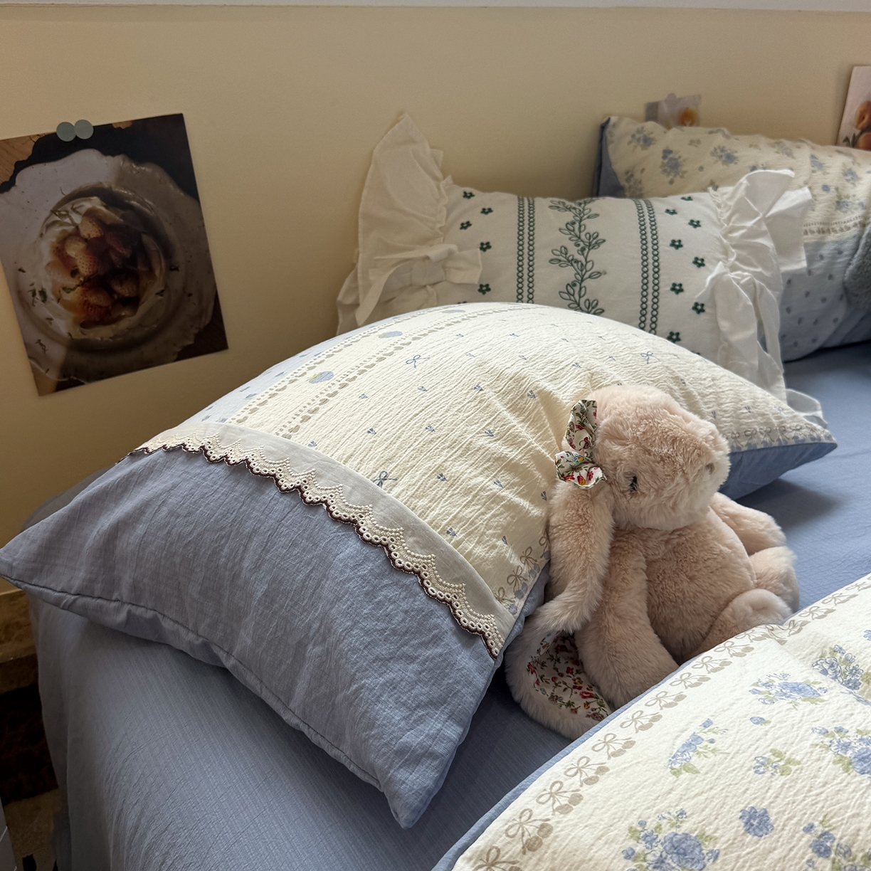 91家纺网 家纺一手货源 找家纺 水墨江南 2025新款云感皱皱纱全棉花边四件套-场景二 花边款-春天里蓝