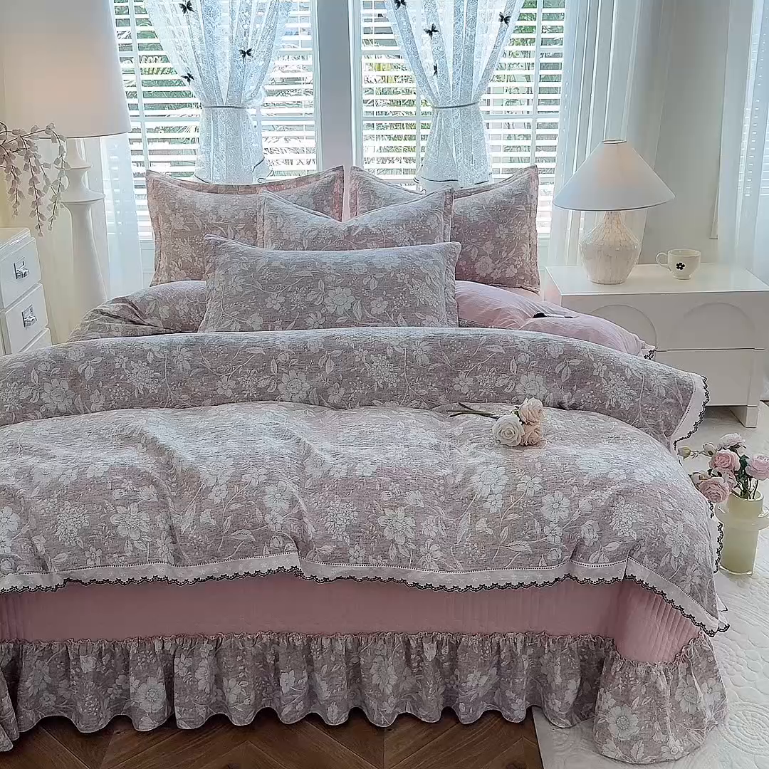 91家纺网 家纺一手货源 找家纺 韩约家纺 2025新款全棉纯棉镂空双色刺绣花边法式床盖款棉麻四件套 朵媞