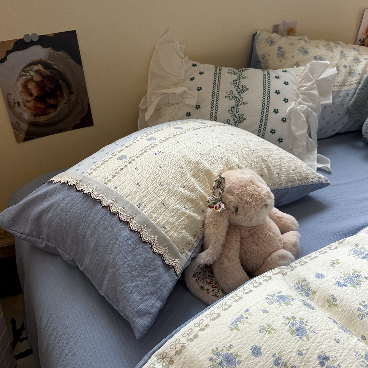 91家纺网 家纺一手货源 找家纺 水墨江南 2025新款云感皱皱纱全棉花边四件套-场景二 花边款-春天里蓝