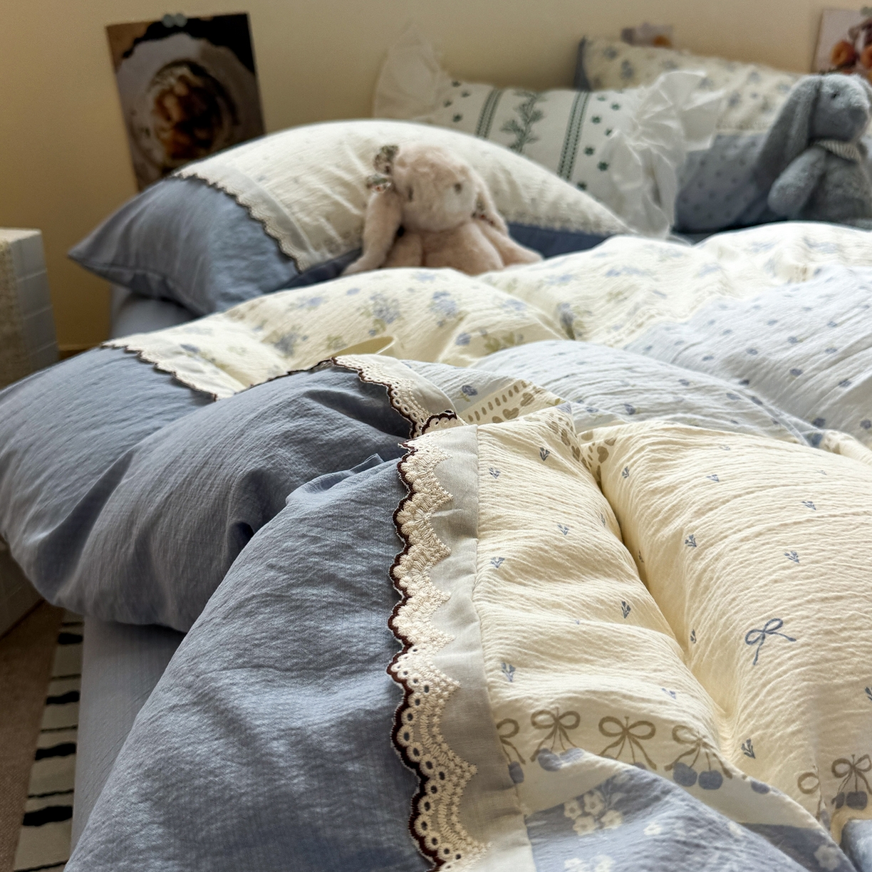 91家纺网 家纺一手货源 找家纺 水墨江南 2025新款云感皱皱纱全棉花边四件套-场景二 花边款-春天里蓝