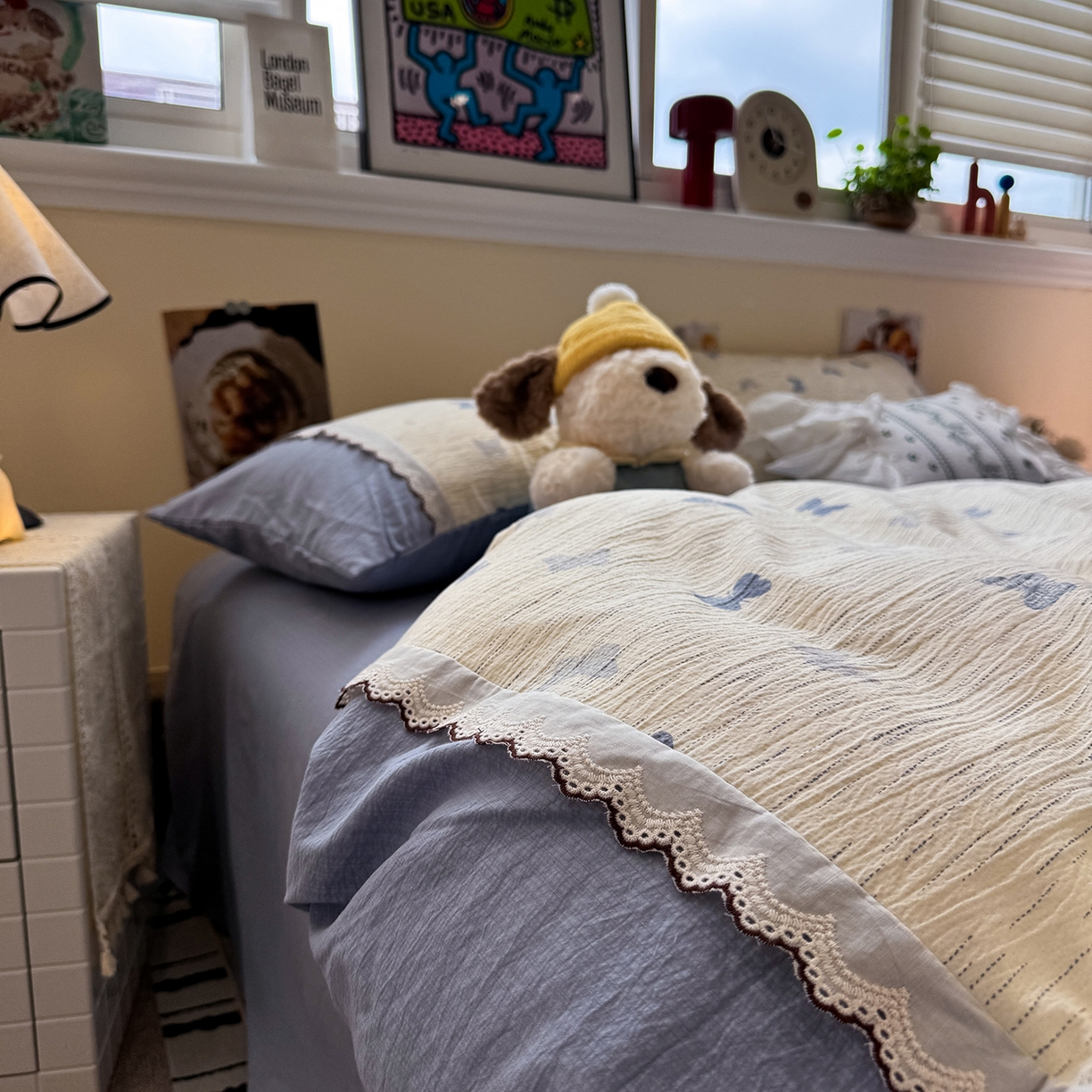 91家纺网 家纺一手货源 找家纺 水墨江南 2025新款云感皱皱纱全棉花边四件套-场景二 花边款-蝶舞