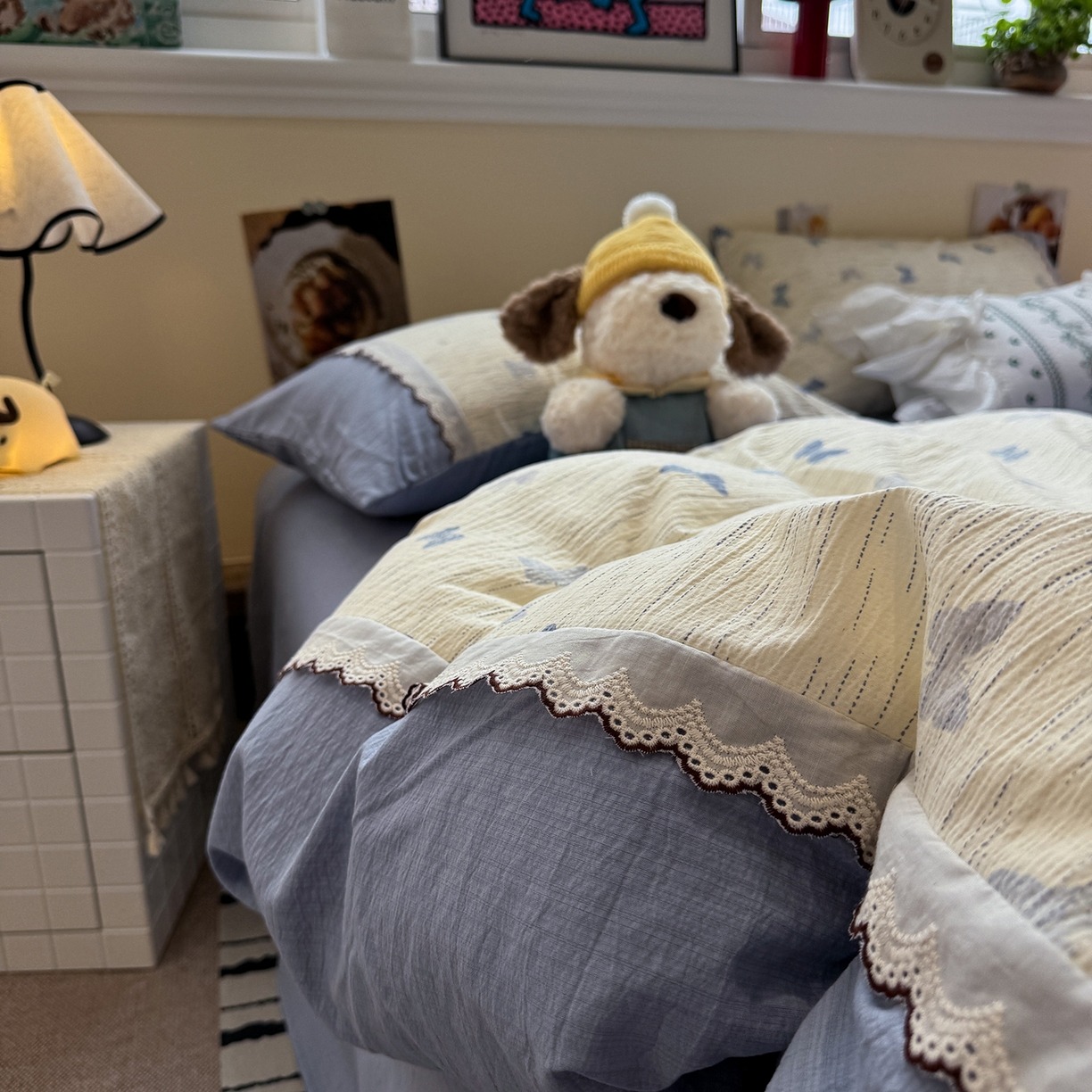 91家纺网 家纺一手货源 找家纺 水墨江南 2025新款云感皱皱纱全棉花边四件套-场景二 花边款-蝶舞