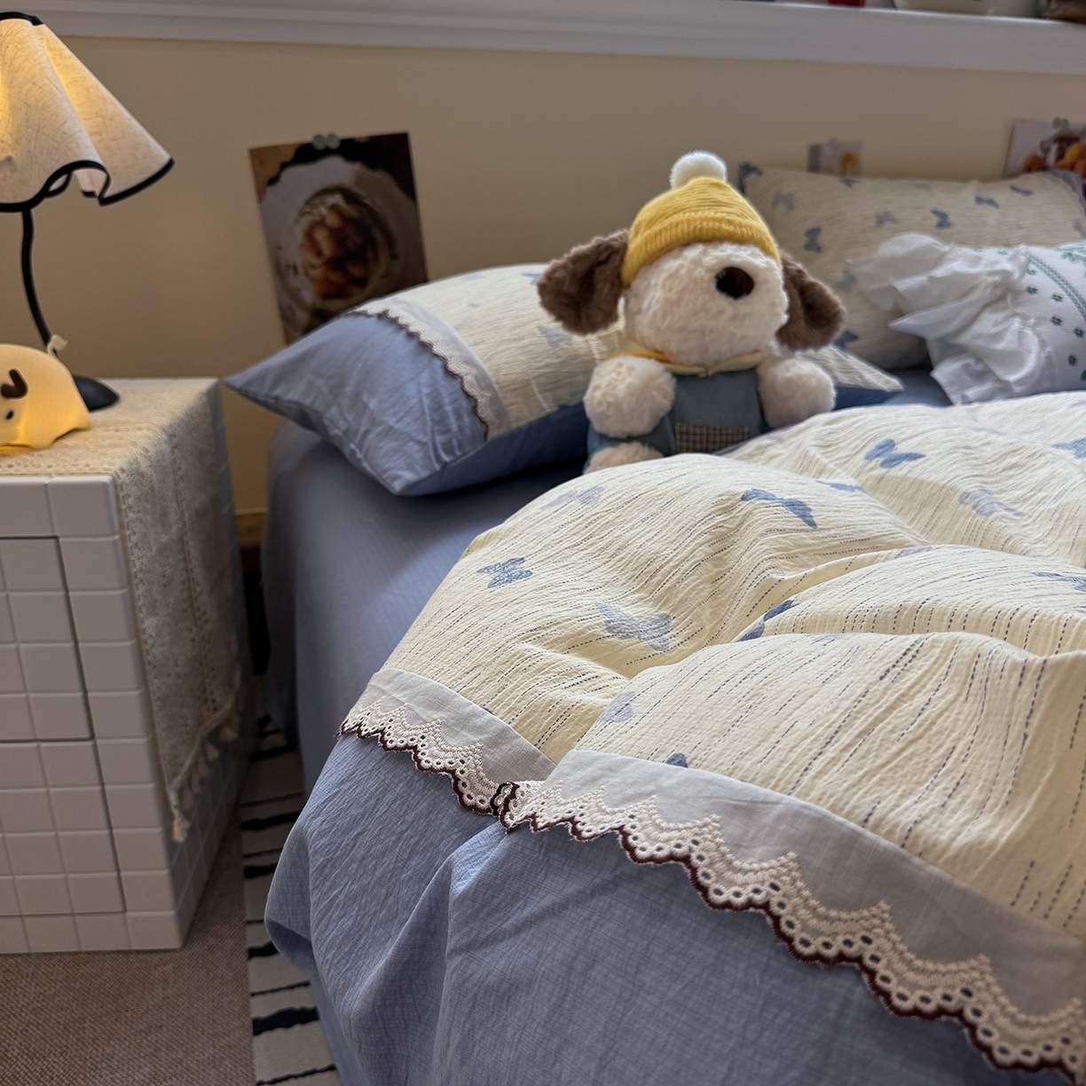 91家纺网 家纺一手货源 找家纺 水墨江南 2025新款云感皱皱纱全棉花边四件套-场景二 花边款-蝶舞