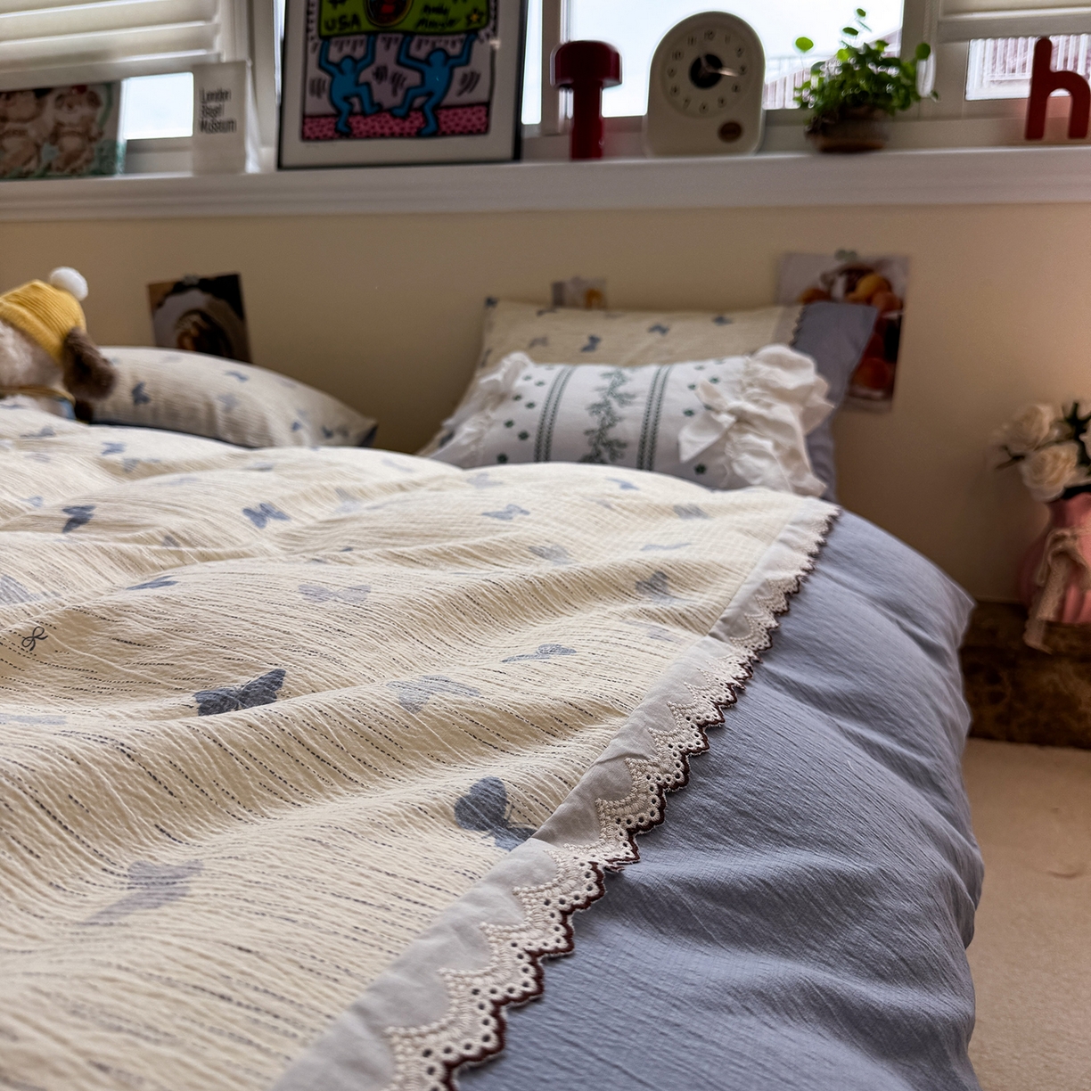 91家纺网 家纺一手货源 找家纺 水墨江南 2025新款云感皱皱纱全棉花边四件套-场景二 花边款-蝶舞