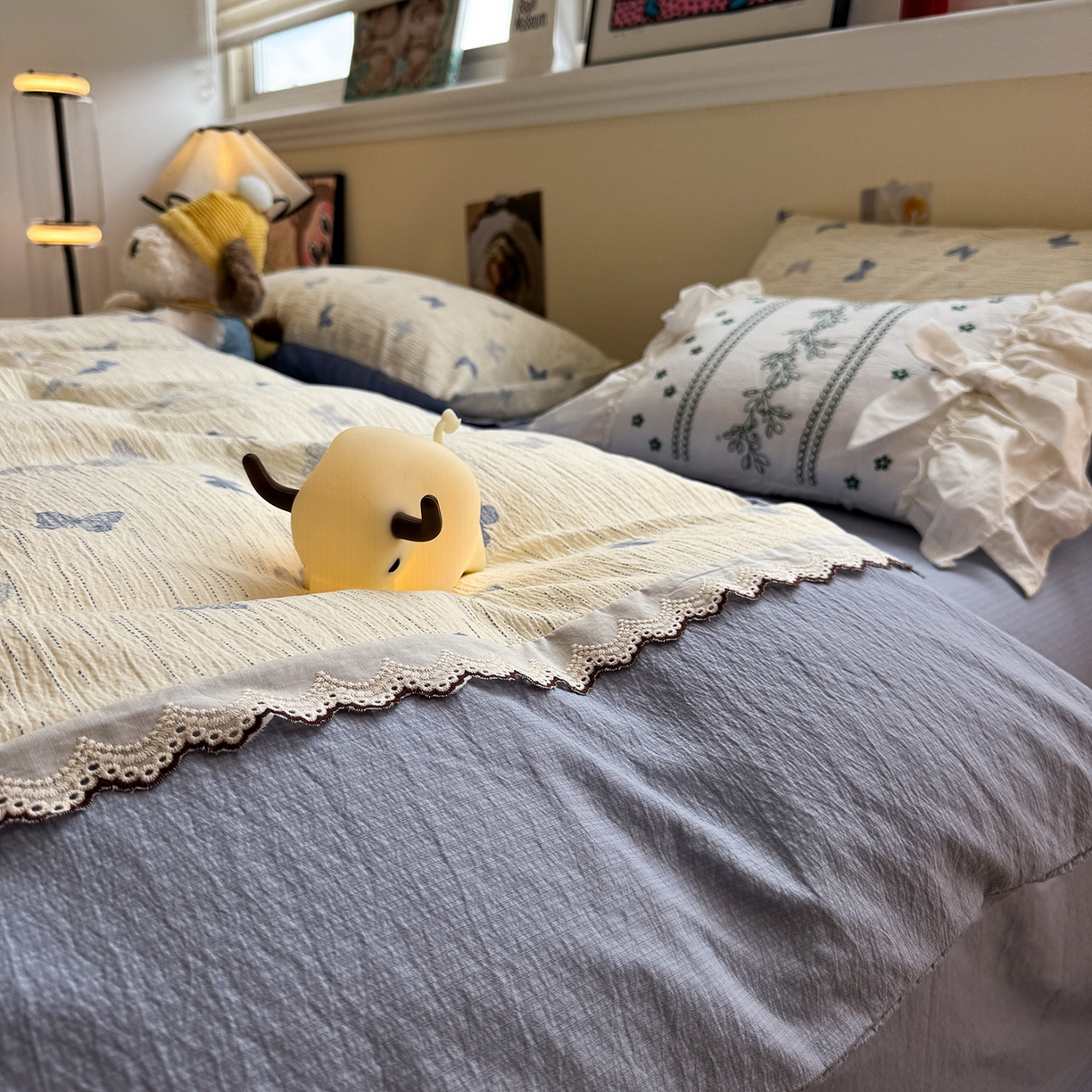 91家纺网 家纺一手货源 找家纺 水墨江南 2025新款云感皱皱纱全棉花边四件套-场景二 花边款-蝶舞