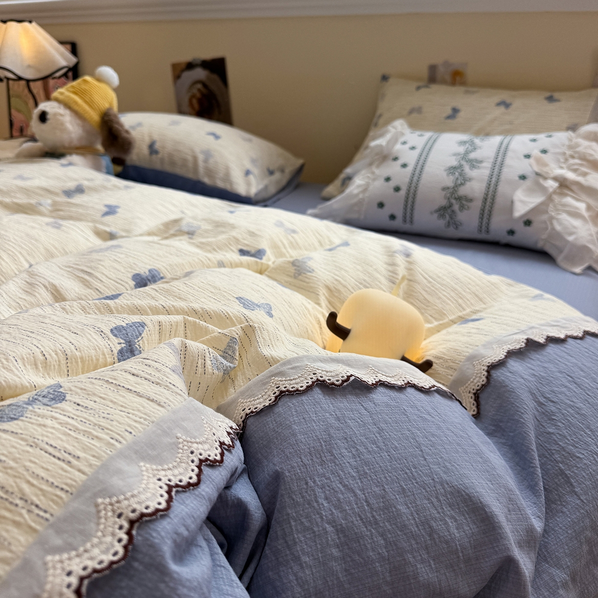 91家纺网 家纺一手货源 找家纺 水墨江南 2025新款云感皱皱纱全棉花边四件套-场景二 花边款-蝶舞