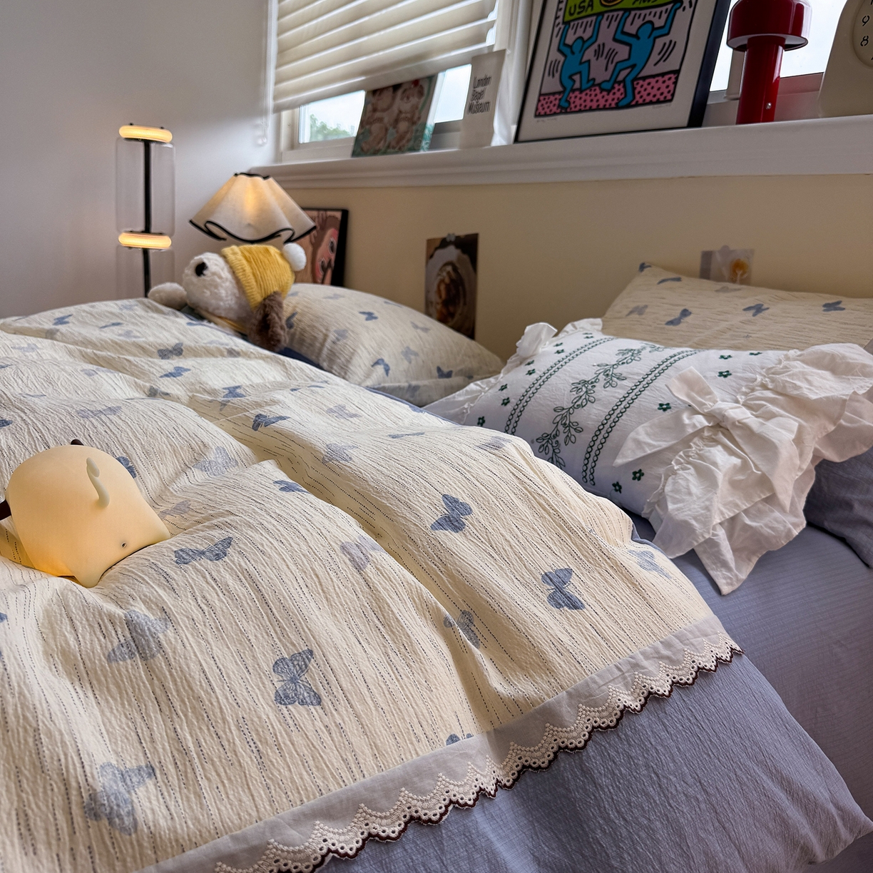 91家纺网 家纺一手货源 找家纺 水墨江南 2025新款云感皱皱纱全棉花边四件套-场景二 花边款-蝶舞