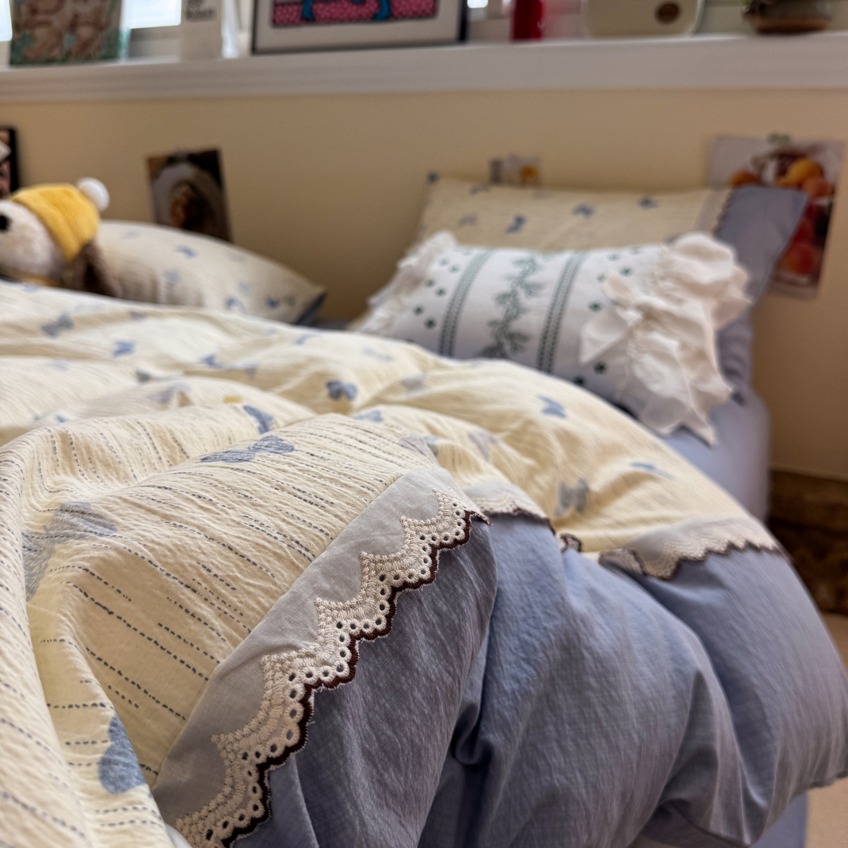 91家纺网 家纺一手货源 找家纺 水墨江南 2025新款云感皱皱纱全棉花边四件套-场景二 花边款-蝶舞