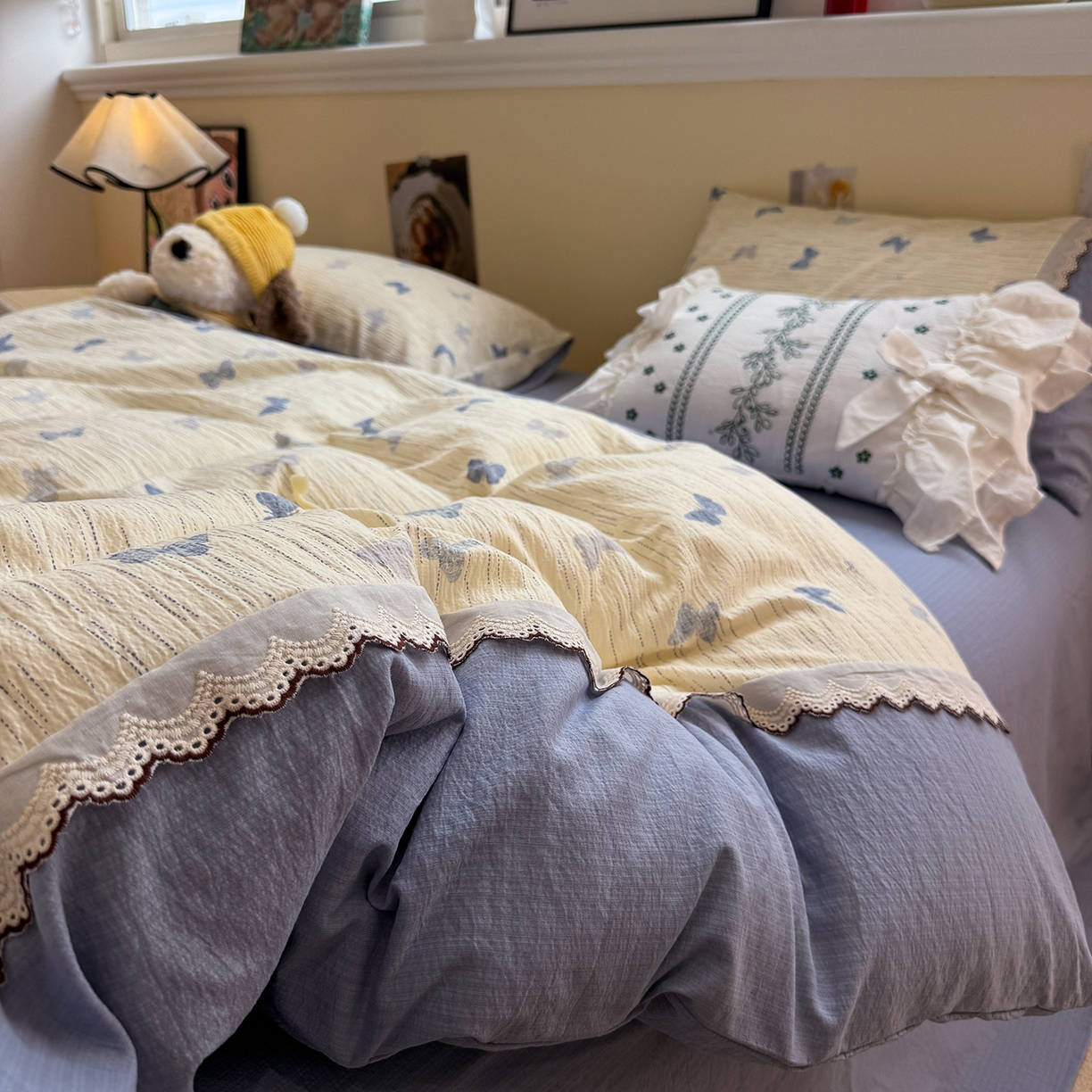 91家纺网 家纺一手货源 找家纺 水墨江南 2025新款云感皱皱纱全棉花边四件套-场景二 花边款-蝶舞