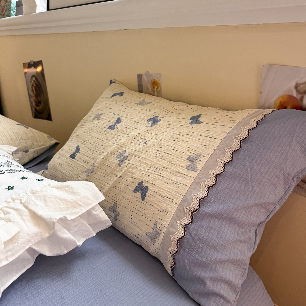 91家纺网 家纺一手货源 找家纺 水墨江南 2025新款云感皱皱纱全棉花边四件套-场景二 花边款-蝶舞