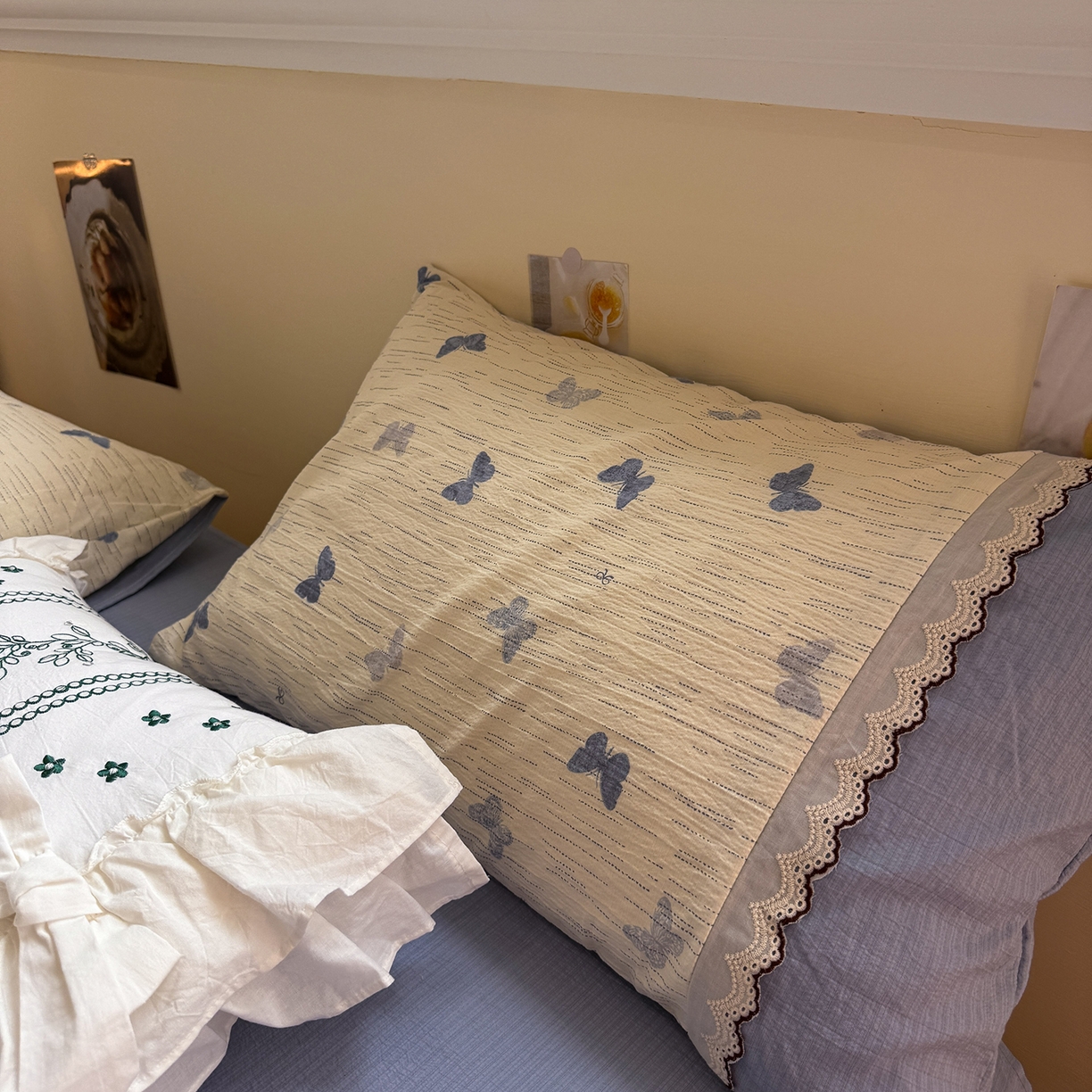 91家纺网 家纺一手货源 找家纺 水墨江南 2025新款云感皱皱纱全棉花边四件套-场景二 花边款-蝶舞