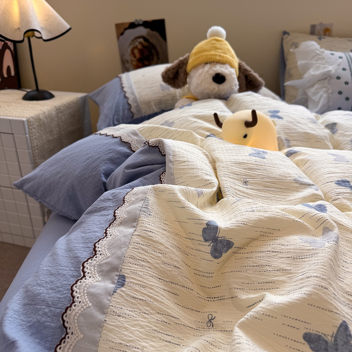 91家纺网 家纺一手货源 找家纺 水墨江南 2025新款云感皱皱纱全棉花边四件套-场景二 花边款-蝶舞