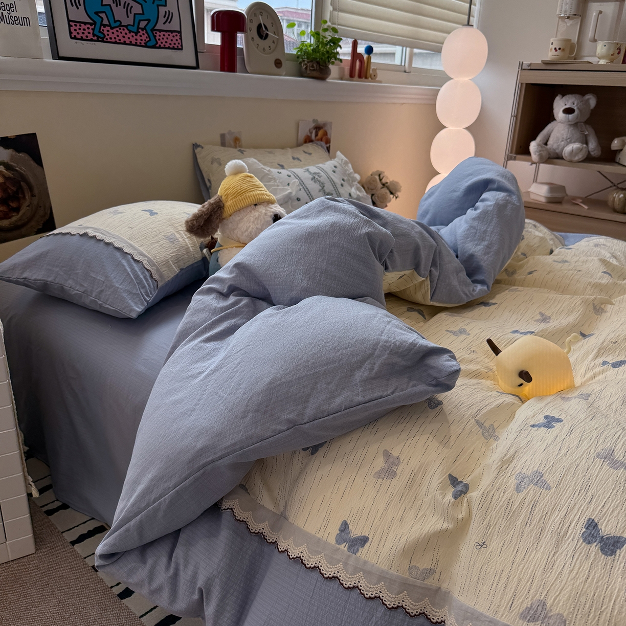 91家纺网 家纺一手货源 找家纺 水墨江南 2025新款云感皱皱纱全棉花边四件套-场景二 花边款-蝶舞