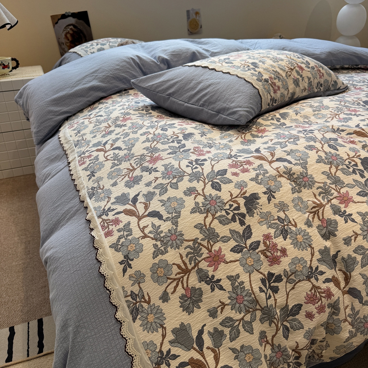 91家纺网 家纺一手货源 找家纺 水墨江南 2025新款云感皱皱纱全棉花边四件套-场景二 花边款-繁花