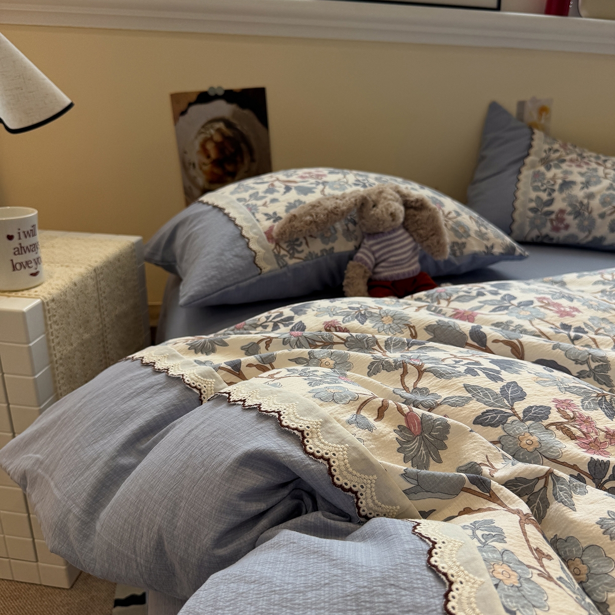 91家纺网 家纺一手货源 找家纺 水墨江南 2025新款云感皱皱纱全棉花边四件套-场景二 花边款-繁花