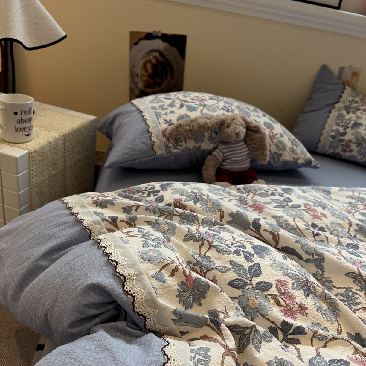 91家纺网 家纺一手货源 找家纺 水墨江南 2025新款云感皱皱纱全棉花边四件套-场景二 花边款-繁花