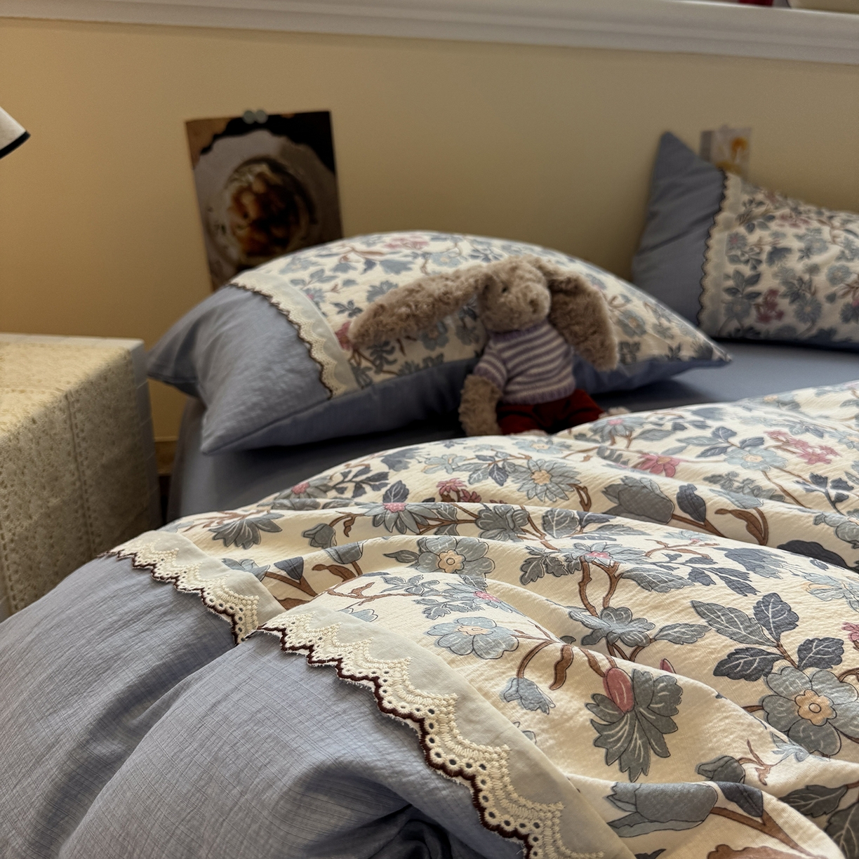 91家纺网 家纺一手货源 找家纺 水墨江南 2025新款云感皱皱纱全棉花边四件套-场景二 花边款-繁花