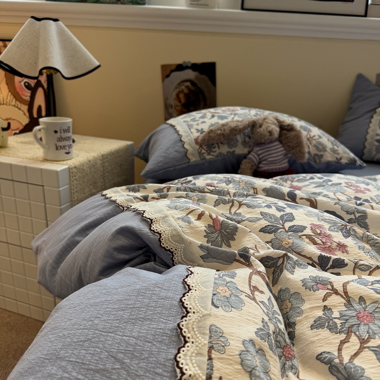 91家纺网 家纺一手货源 找家纺 水墨江南 2025新款云感皱皱纱全棉花边四件套-场景二 花边款-繁花