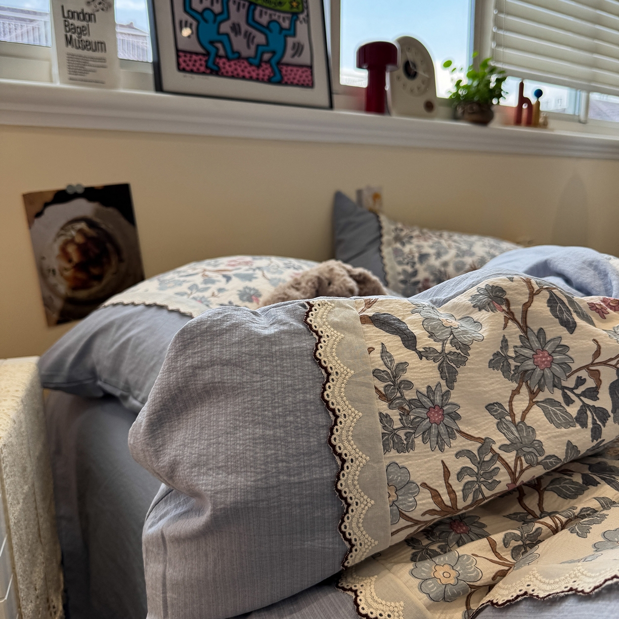 91家纺网 家纺一手货源 找家纺 水墨江南 2025新款云感皱皱纱全棉花边四件套-场景二 花边款-繁花