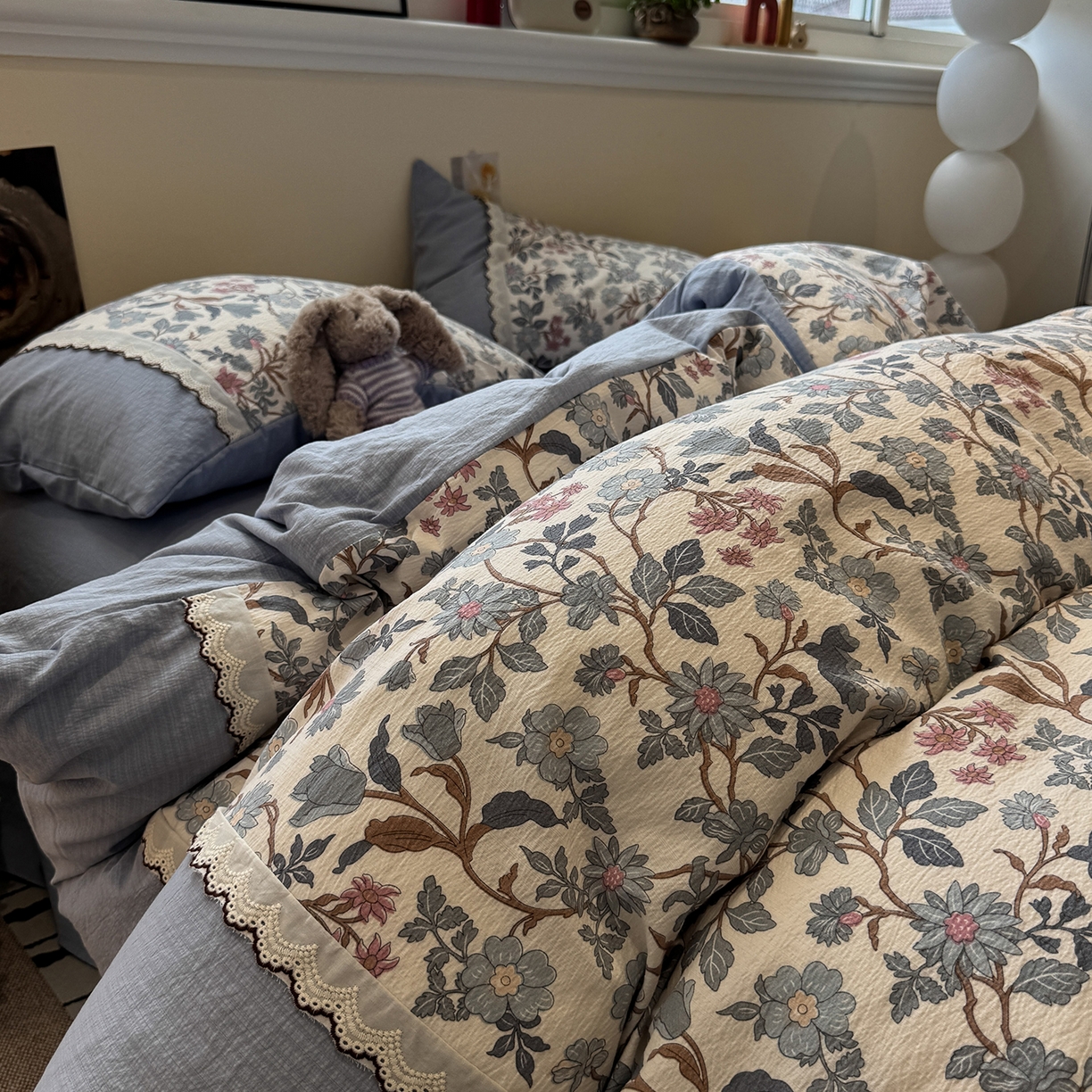 91家纺网 家纺一手货源 找家纺 水墨江南 2025新款云感皱皱纱全棉花边四件套-场景二 花边款-繁花