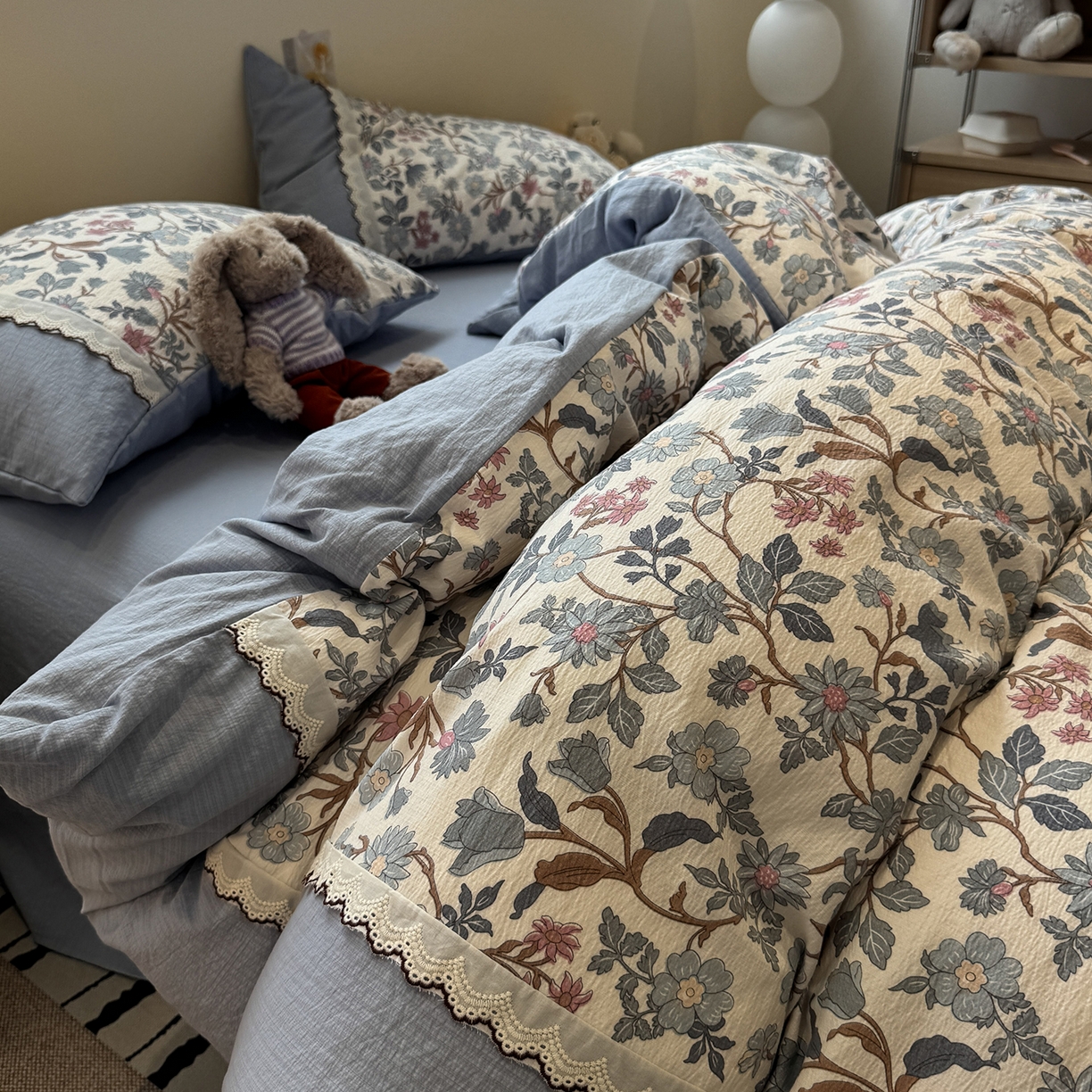 91家纺网 家纺一手货源 找家纺 水墨江南 2025新款云感皱皱纱全棉花边四件套-场景二 花边款-繁花